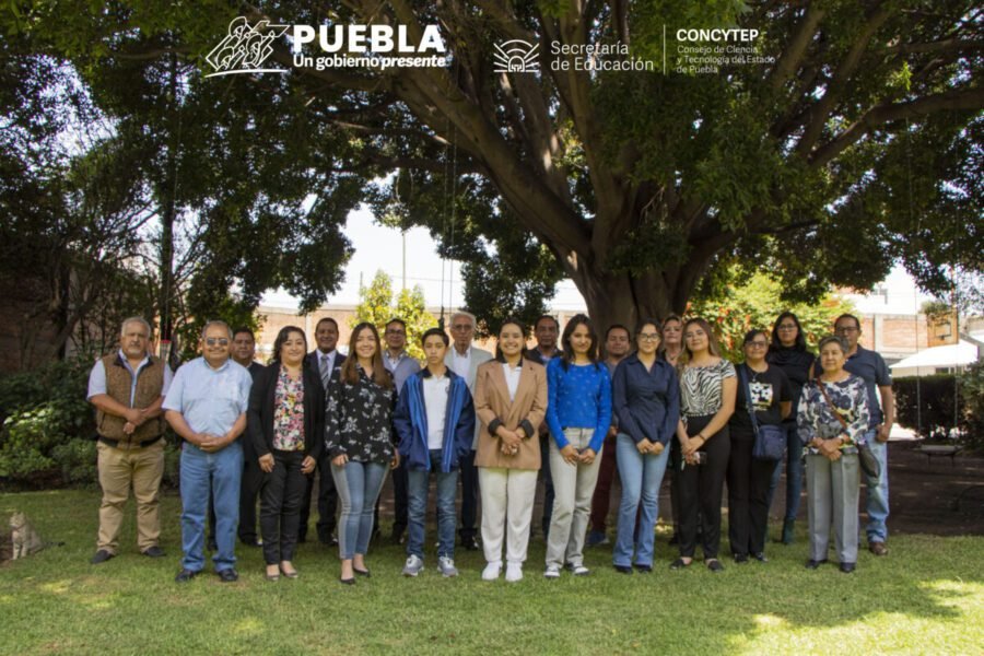 En seguimiento a las acciones del gobierno presente de Sergio Salomón, se reunieron en el Consejo de Ciencia y Tecnología del Estado de Puebla (CONCYTEP), el delegado de la Sociedad Latinoamericana de Ciencia y Tecnología en Puebla (SOLACYT), Luis Alberto Torres Ramírez, quien en conjunto de docentes y aprendientes del Instituto Tecnológico de Zacapoaxtla y el Instituto Arnaiz, presentaron al Dr. Victoriano G. Covarrubias Salvatori, director general del CONCYTEP, los resultados del concurso Infomatrix, en el que fueron seleccionados 4 proyectos poblanos por los institutos mencionados: 2 cortometrajes con temáticas relacionadas a la violencia de género y discriminación; La Cueva, aplicación para divulgar el conocimiento etnobotánico de la región de Cuetzalán y un videojuego en desarrollo enfocado a reforzar los aprendizajes.