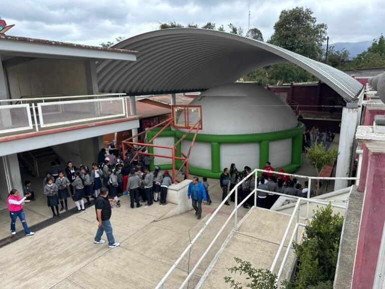 Visita en la Escuela Primaria Juan Escutia en San Antonio, Chilchotla, Puebla.