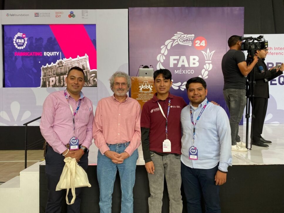 El Ing. Alejandro Pérez, Ing. Gildardo Muñoz y Ing. Luis Alberto González, colaboradores del Consejo de Ciencia y Tecnología del Estado de Puebla, asistieron al evento anual FabX, organizado por: Fab Foundation, MTI-Centro de átomos, y el IDIT Instituto de Diseño e Innovación Tecnológica de la Ibero Puebla.