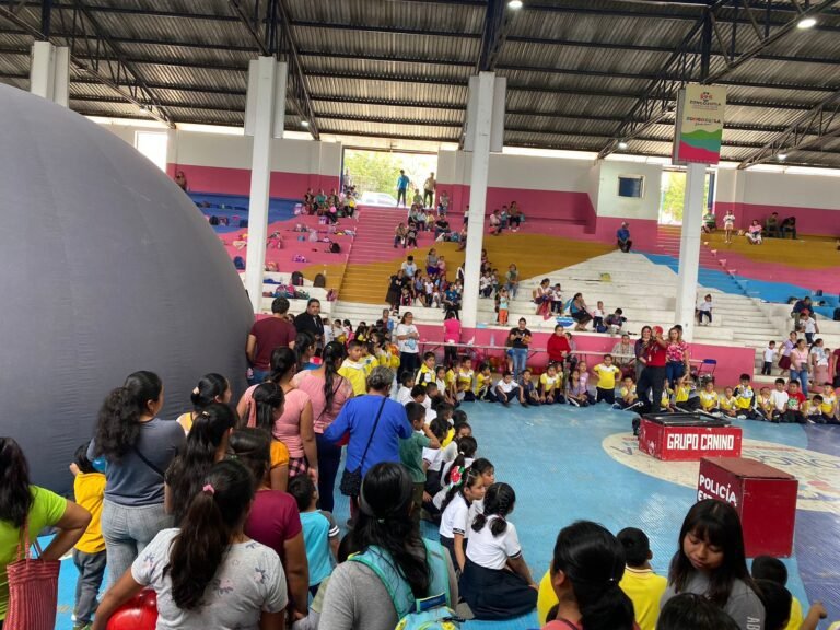 Visita en el Auditorio del municipio de Zongozotla con Tejiendo Comunidad.